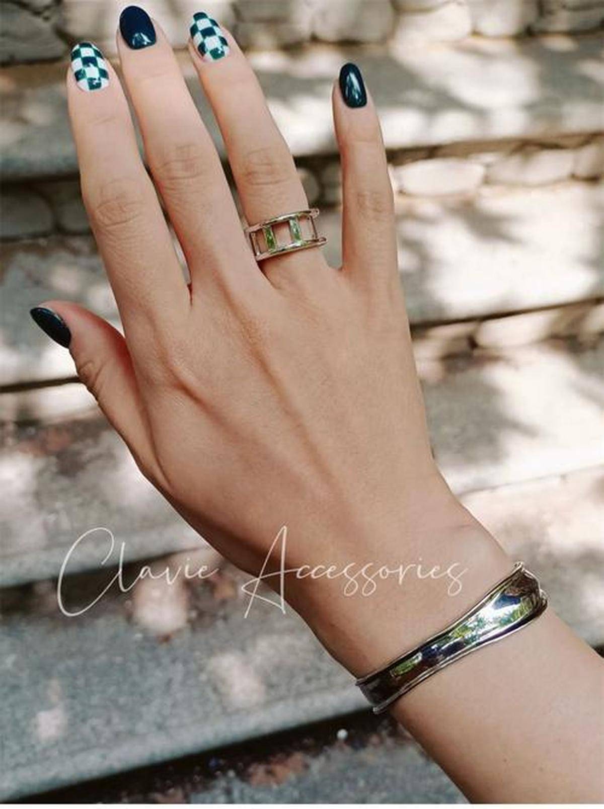 深色搭银色金属配饰打破沉闷活力飙升